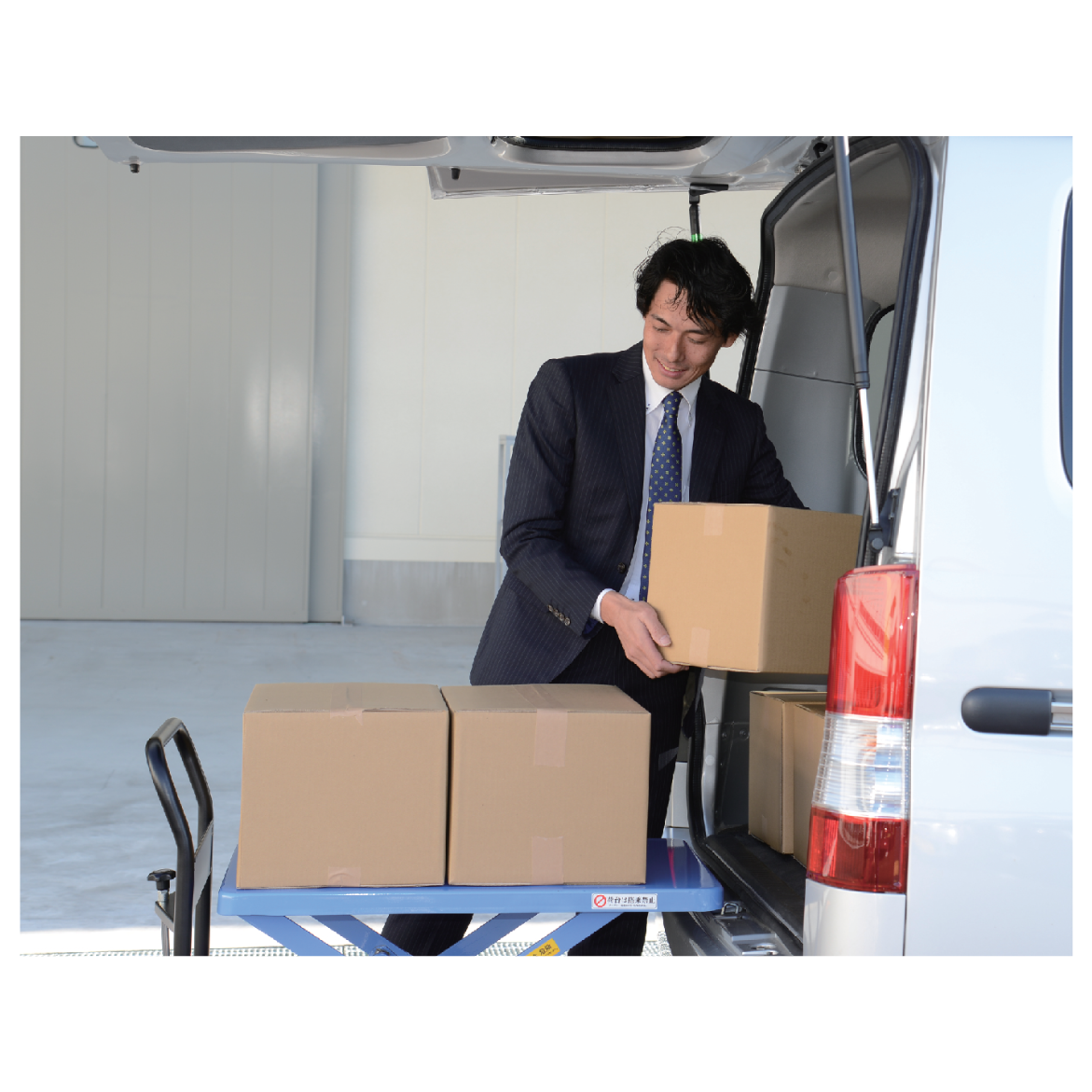 OPK-Product-website-lift-table-man-manual-lift-table-while-on-useage