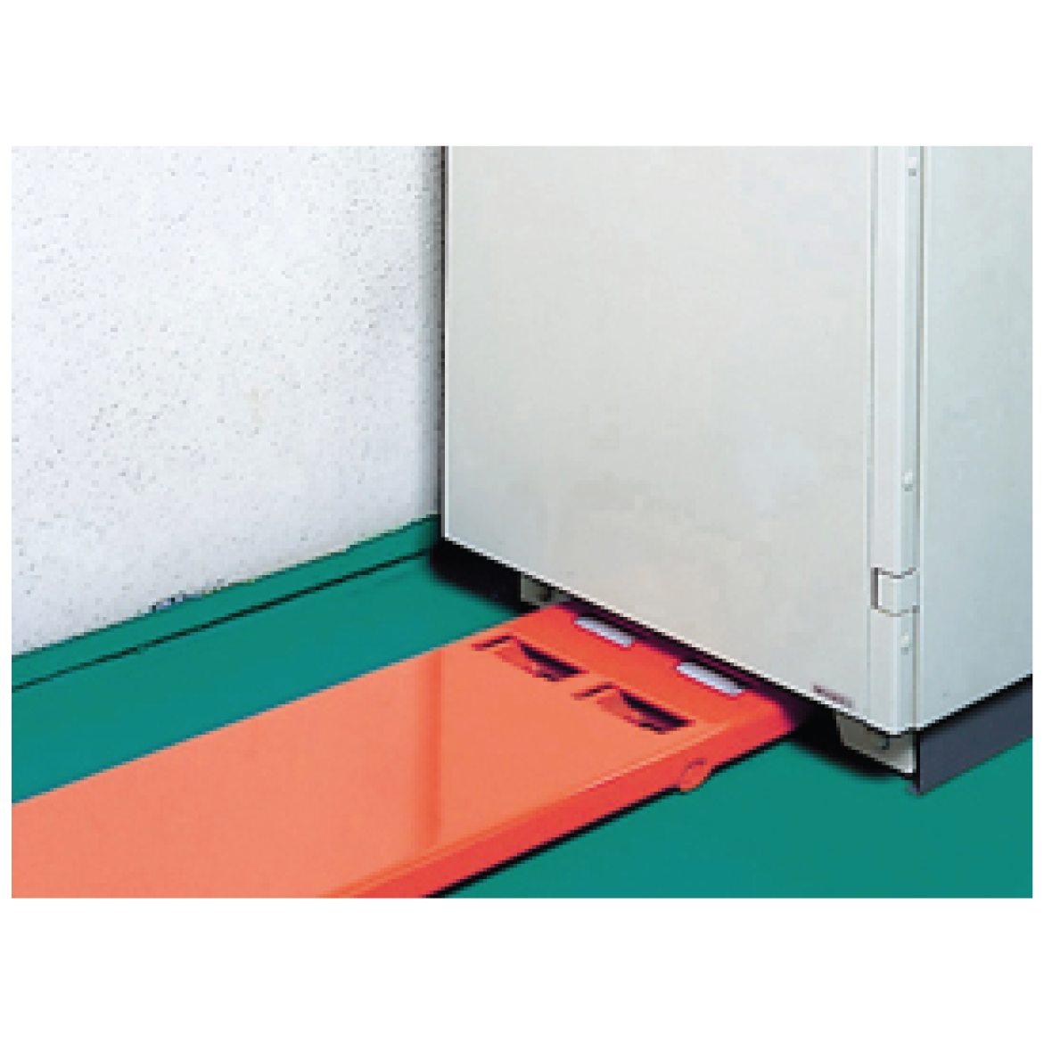 OPK-low-profile-hand-pallet-truck-while-on-use-2