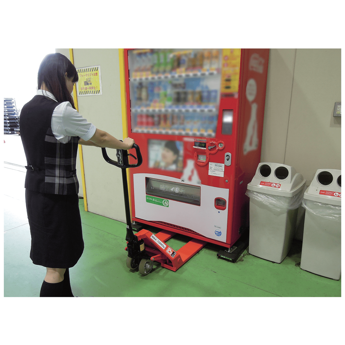 OPK-low-profile-hand-pallet-truck-while-on-use-3