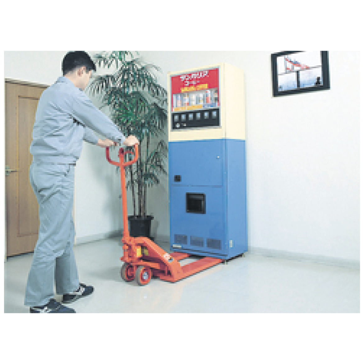 OPK-low-profile-hand-pallet-truck-while-on-use